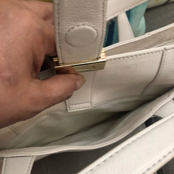 Authentic Tory Burch Bag. Almost New. Used only once to travel. Very spacious! - Picture 10 of 10